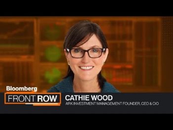 Cathie Wood: H superstar επενδύτρια καθησυχάζει την αγορά crypto – “Κανείς δεν σταματάει το Bitcoin”