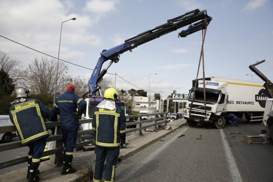 Μεγάλο τροχαίο στον Κηφισό – Νταλίκα έπεσε στα κιγκλιδώματα – 3 τραυματίες (pics)