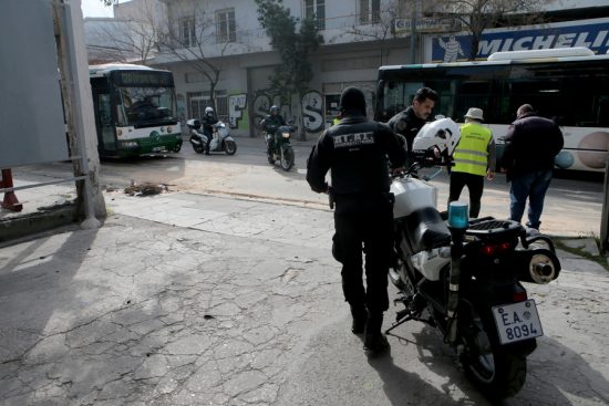 Αντιμέτωπος με 6 κατηγορίες ο νεαρός που προκάλεσε τροχαίο με το κλεμμένο αυτοκίνητο στη Λιοσίων