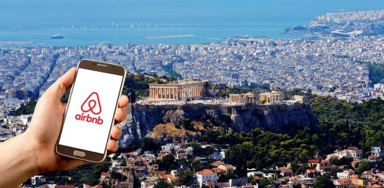 Airbnb: Παρέμβαση για τα μέτρα στις βραχυχρόνιες μισθώσεις στην Ελλάδα – Δηλώνει έτοιμη να συνεργαστεί με την κυβέρνηση