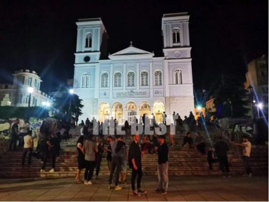 Χωρίς όρια στην Πάτρα: Γεμάτες οι σκάλες μετά τις 11 – Ξέφρενο πάρτι στην Παντάνασσα (pics&video)