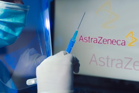 ΕΜΑ: Νέες συμβουλές για το εμβόλιο της AstraZeneca και τις θρομβώσεις