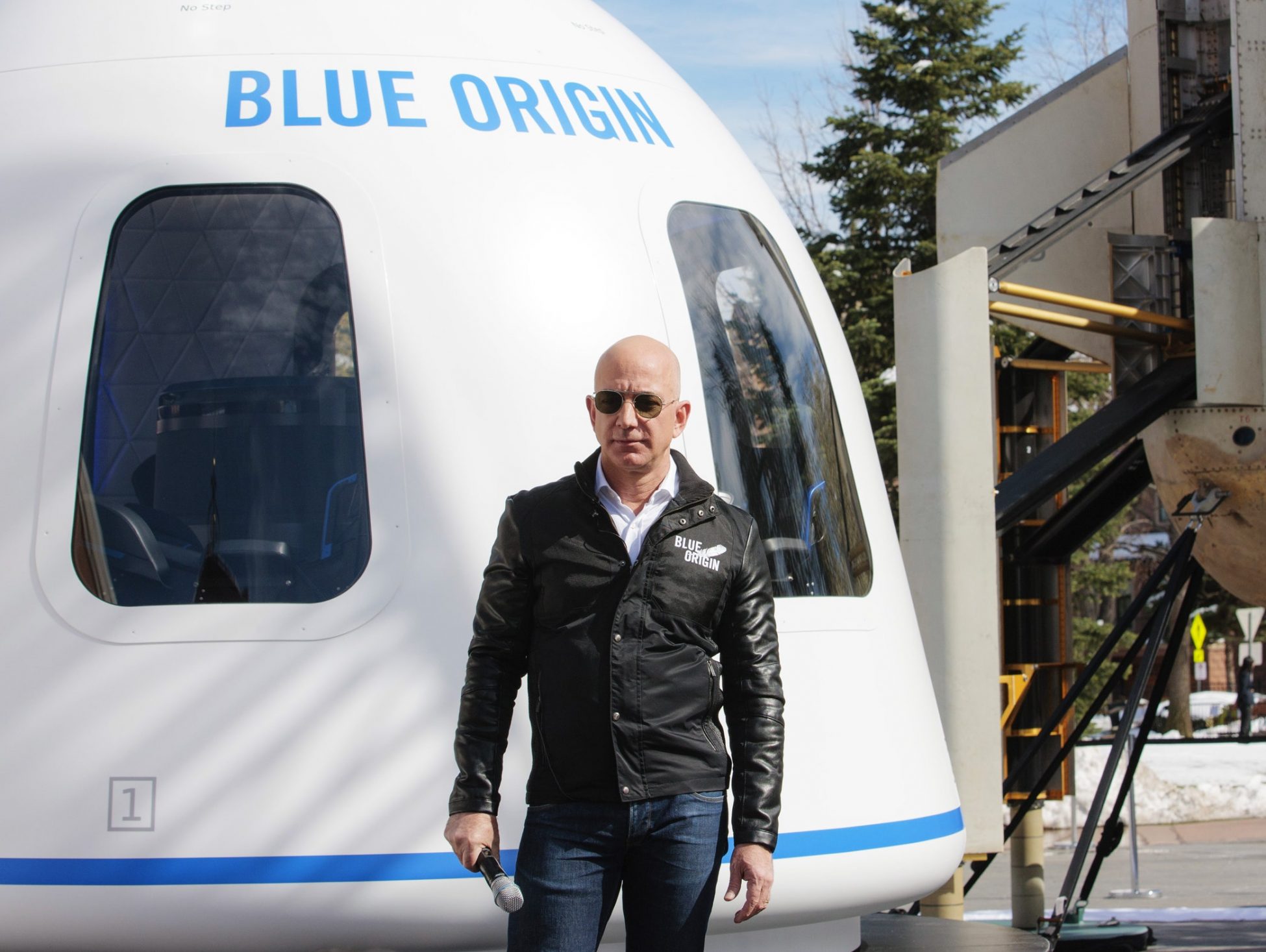 Jeff Bezos: Ο δισεκατομμυριούχος θα ταξιδέψει τον άλλο μήνα στο διάστημα, με την εταιρεία του Blue Origin