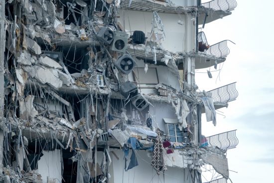 Μαϊάμι: Ένας νεκρός και 51 αγνοούμενοι μετά την κατάρρευση 12ώροφου κτιρίου