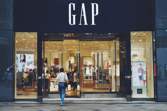 Gap: Κλείνει 81 καταστήματα σε Ηνωμένο Βασίλειο και Ιρλανδία – Τι θα κάνει σε Γαλλία και Ιταλία