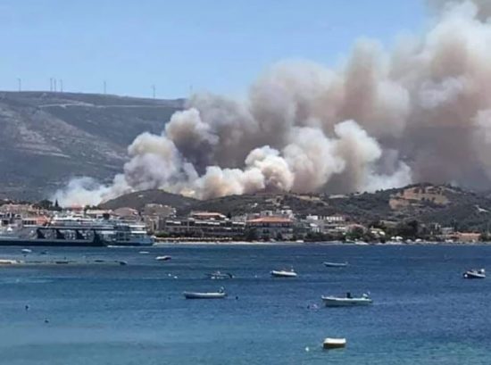 Σε ολονύχτια επιφυλακή η Πυροσβεστική για τις πυρκαγιές – Οι εξελίξεις σε Βαρνάβα και Στύρα