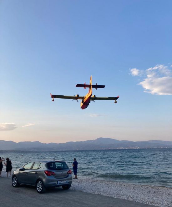 Φωτιά στην Άνω Αλμυρή Κορινθίας: Αποκλειστικές φωτογραφίες από τη μεγάλη επιχείρηση πυρόσβεσης