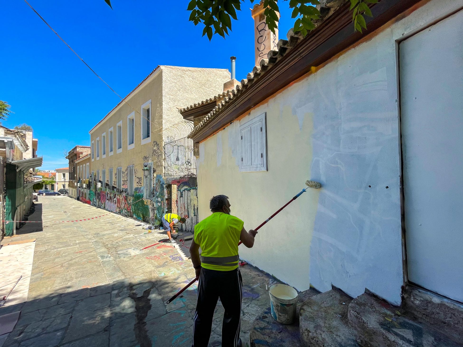 Δήμος Αθηναίων: Μεγάλη επιχείρηση αντιγκράφιτι στην Πλάκα – Καθάρισαν επιφάνειες 8.200 τ.μ. (video)