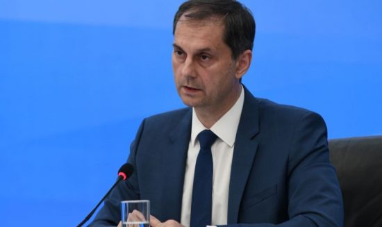 Θεοχάρης: Κρίσιμες οι επόμενες 4 εβδομάδες για τον ελληνικό τουρισμό