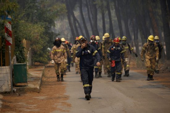 Φωτιά στη Σταμάτα: Καίγονται σπίτια στη Ροδόπολη – Εκκενώθηκε ο οικισμός Γαλήνη