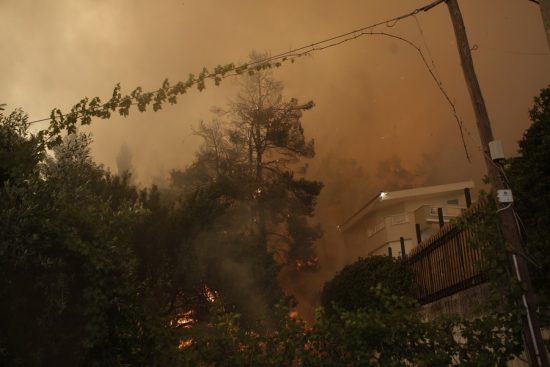 Φωτιά στη Σταμάτα: Περιορίζεται το μέτωπο – Κάηκαν σπίτια, διάσπαρτες οι εστίες