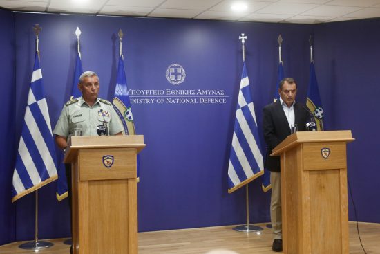 Φωτιές: Στη μάχη ο Στρατός με επιτήρηση στις περιοχές υψηλού κινδύνου και συνεχείς περιπολίες