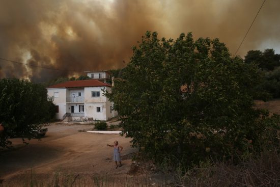 Πυρκαγιές στην Αρχαία Ολυμπία: Δύο πυροσβέστες και δύο εθελοντές τραυματίες – Νέες εκκενώσεις χωριών, απειλείται το χωριό Δήλιζα (upd)