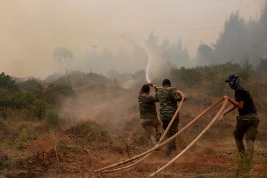 Φωτιά στην Αττική: Προς τον Άγιο Στέφανο το πύρινο μέτωπο – Μήνυμα από το 112 για εκκένωση