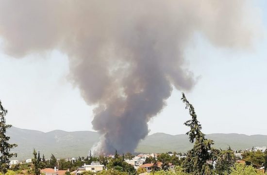 Φωτιά στη Βαρυμπόμπη: Αναζωπύρωση του μετώπου – «Εκκενώστε προς Θρακομακεδόνες και Αχαρνές»