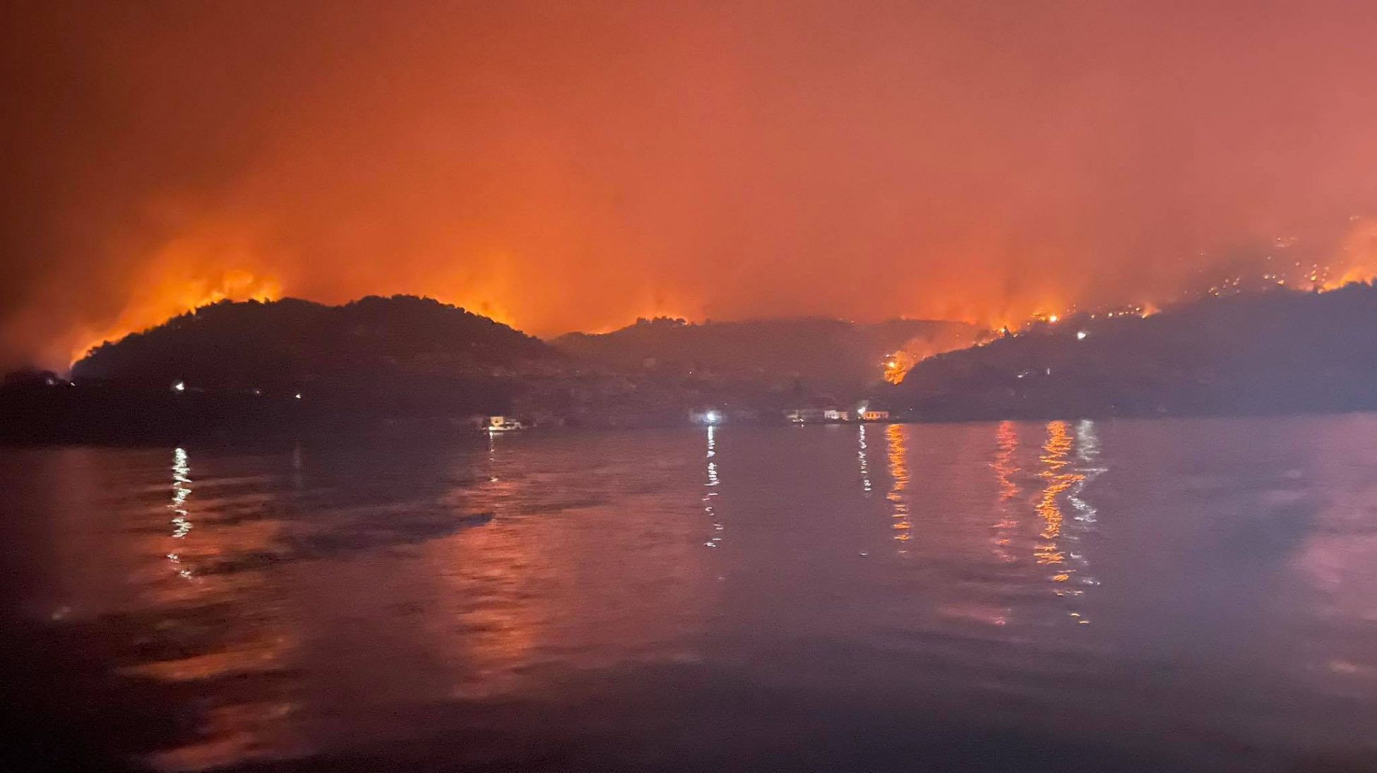 Πυρκαγιές στην Εύβοια: Μάχη να γλιτώσει η Λίμνη – Απειλούνται Ροβιές, Μουρτιά, Κεχριές και Βατερή