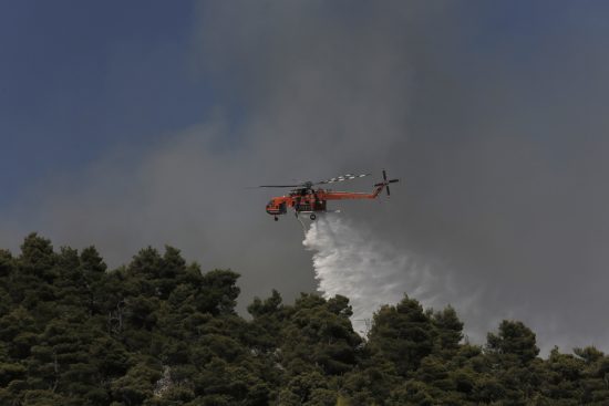 Φωτιές: Έρχονται πέντε ακόμη ελικόπτερα στην Ελλάδα από Αίγυπτο και Ελβετία