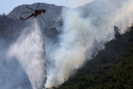 Συνεχίζεται ο πύρινος εφιάλτης στην Εύβοια: Καίγονται σπίτια στο Πευκί – 400 εγκλωβισμένοι επιβιβάζονται σε φέρι μποτ