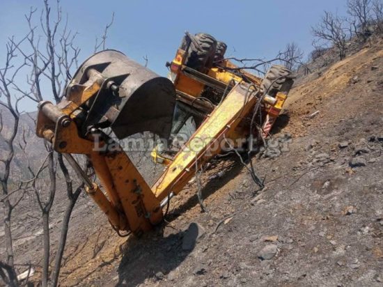 Φωτιά στη Φωκίδα: Μπουλντόζα έπεσε σε γκρεμό – Εγκλωβισμένος ο χειριστής