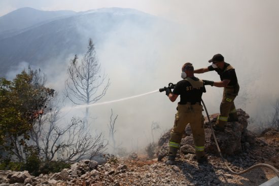 Μάχη με τις αναζωπυρώσεις στη φωτιά της Κερατέας – Η κατάσταση στην πυρκαγιά στα Βίλια