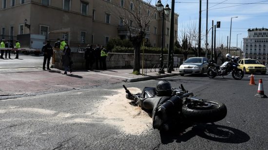 Τροχαίο στη Βουλή: Δίωξη για ανθρωποκτονία από αμέλεια στον αστυνομικό της ασφάλειας της Μπακογιάννη