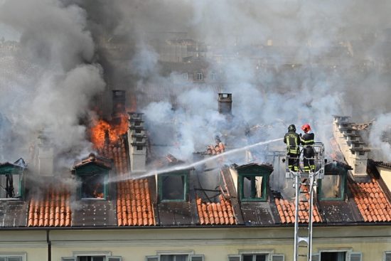 Ιταλία: Πυρκαγιά σε πολυκατοικία στο Τορίνο- Τουλάχιστον πέντε τραυματίες