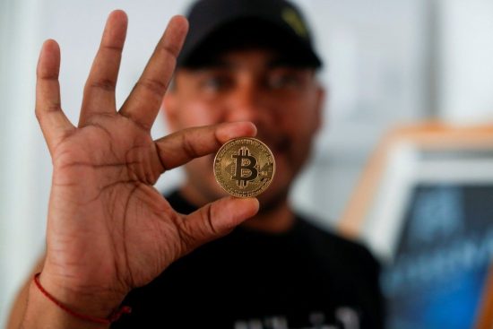 Bitcoin: Χαμός στα social media – Προτροπή για μαζικές αγορές του κρυπτονομίσματος – Ξεπέρασε τα 51.000 δολάρια