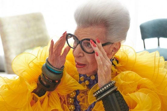 Iris Apfel: Ποια είναι η κατά… λάθος ηρωίδα και πώς έγινε influencer στα 100!