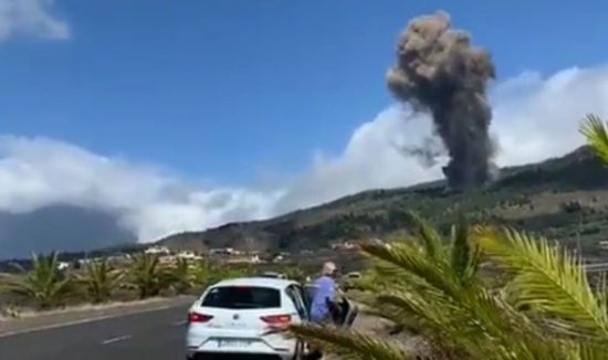 Σε συναγερμό η Λα Πάλμα με το ηφαίστειο να εκτοξεύει λάβα – Εκκενώνονται οικισμοί