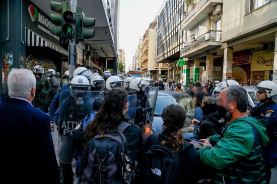 Επεισόδια στα Εξάρχεια: Πέντε τραυματίες αστυνομικοί και έξι προσαγωγές