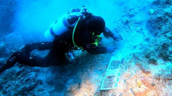 Σημαντικό εύρημα: Τμήμα από μαρμάρινο άγαλμα στο ναυάγιο των Αντικυθήρων