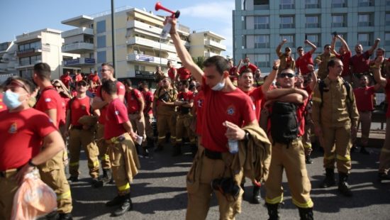 Επεισόδια μεταξύ πυροσβεστών-αστυνομικών στην Κηφισίας – Ρίψεις νερού από την Αύρα