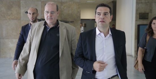 Ο Τσίπρας πήρε τ’ όπλο του κι ο Φίλης θέλει ειρήνη