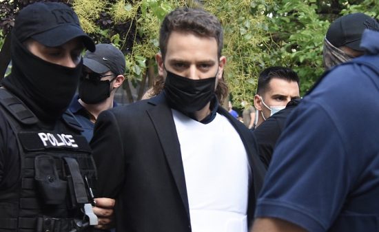 Νικολούλη σε Μπάμπη Αναγνωστόπουλο: Μεταξύ κατεργαρέων ειλικρίνια, θα σου πω εγώ ποια ήταν η γυναίκα που αναζητούσες