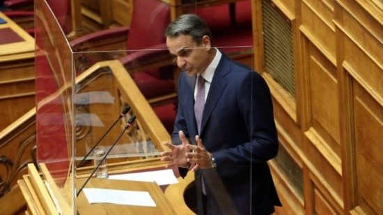 Η συνέντευξη Παναγιωτάκη στο mononews σημείο αντιπαράθεσης στην Βουλή μεταξύ Μητσοτάκη-Τσίπρα