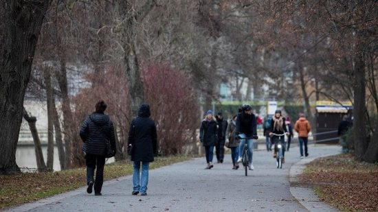 Γερμανία: Είσοδος στην εστίαση μόνο για όσους έχουν λάβει ενισχυτική δόση