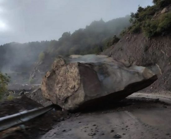 Κακοκαιρία Κάρμελ: Χωρίς ρεύμα χωριά στην Εύβοια, κατολίσθησης βράχων στην Επ. Οδό Λ. Αιδηψού-Λίμνης