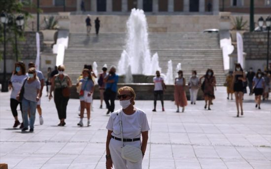 Κορονοϊός: Τέλος οι μάσκες στους εσωτερικούς χώρους από σήμερα – Σύγχυση με τις συναφείς δομές και με τα μέσα μεταφοράς