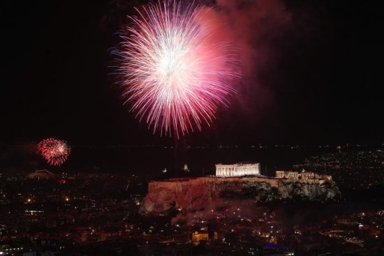 Με πυροτεχνήματα και ελπίδα για το τέλος της πανδημίας υποδέχθηκε η Ελλάδα το 2022