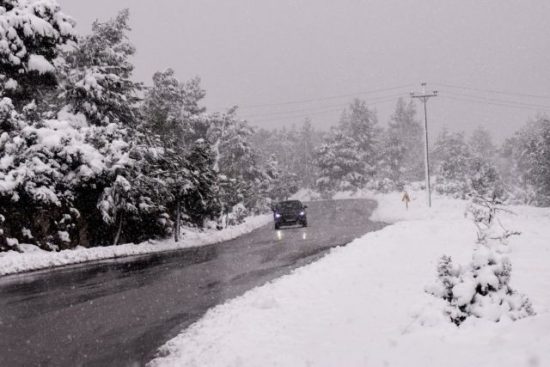 Επελαύνει η κακοκαιρία Διομήδης – Στα λευκά η βόρεια Ελλάδα, καταστροφές από τις καταιγίδες – Ποιοι δρόμοι είναι κλειστοί