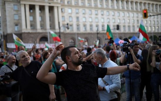 Βουλγαρία: Αντιεμβολιαστές διαδηλωτές επιχείρησαν να μπουν στο κοινοβούλιο