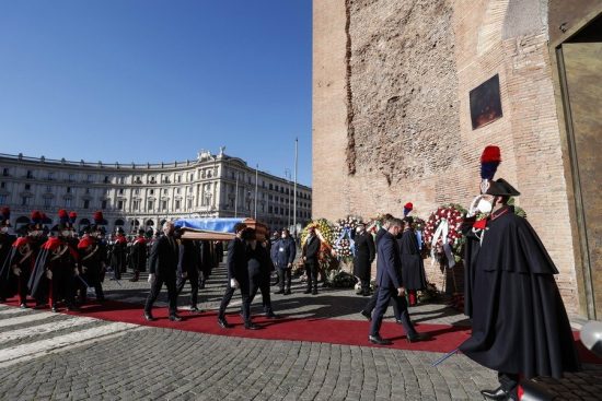 Σακελλαροπούλου για Σασόλι: Αποχαιρετώ έναν αφοσιωμένο ευρωπαίο και φίλο της Ελλάδας