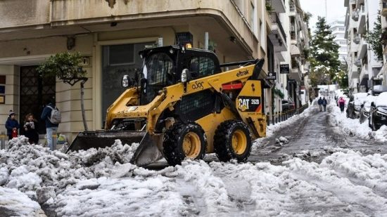 Δήμος Αθηναίων: Χωρίς χιόνια το οδικό δίκτυο – Πάνω από 200 τόνους αλάτι στους δρόμους