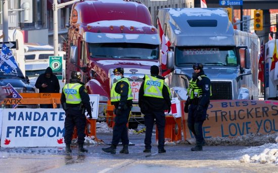 Καναδάς: Αντιεμβολιαστές οδηγοί φορτηγών έκλεισαν το  πιο πολυσύχναστο πέρασμα προς της ΗΠΑ