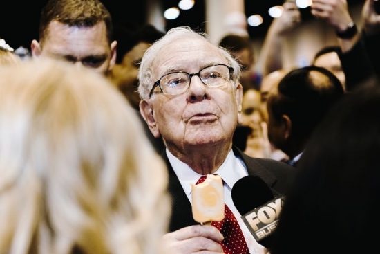 Warren Buffett: Επέστρεψε στο Top 5 των πλουσιότερων ανθρώπων του κόσμου