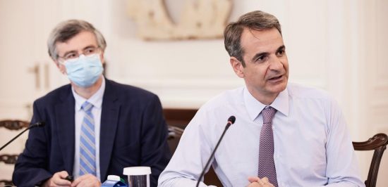 Συνεδριάζει η Επιτροπή για τα μέτρα: Ποια μπαίνουν στο συρτάρι για τους εμβολιασμένους