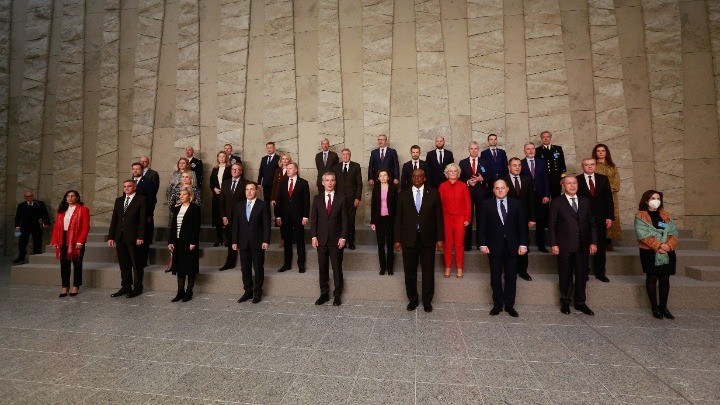 ομαδικοί φωτογραφία με τους υπουργούς άμυνας του NATO
