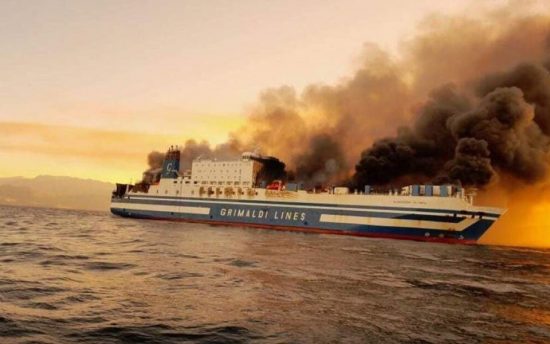 Euroferry Olympia: Το πλοίο έχει προσδεθεί από ρυμουλκό-Στην Κέρκυρα κλιμάκιο της ΕΛΥΔΝΑ