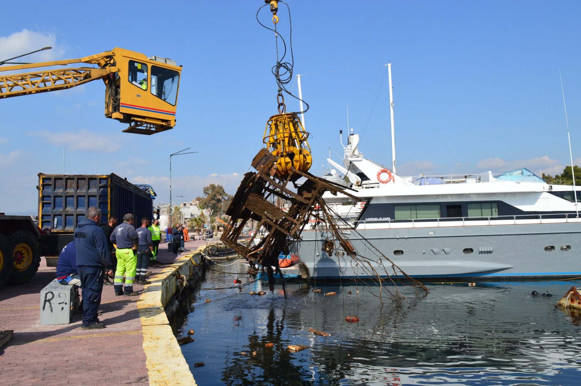 Απομακρύνθηκε το 11ο ναυάγιο από τον ιστορικό λιμένα του Φονιά στην Ελευσίνα