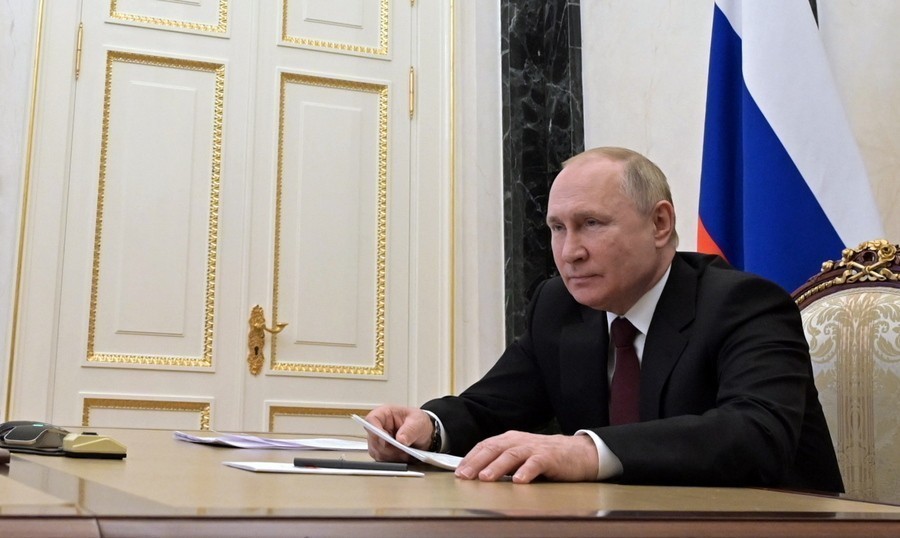 Ο πρόεδρος της Ρωσίας Βλαντιμίρ Πούτιν κάθετε στο γραφείο του